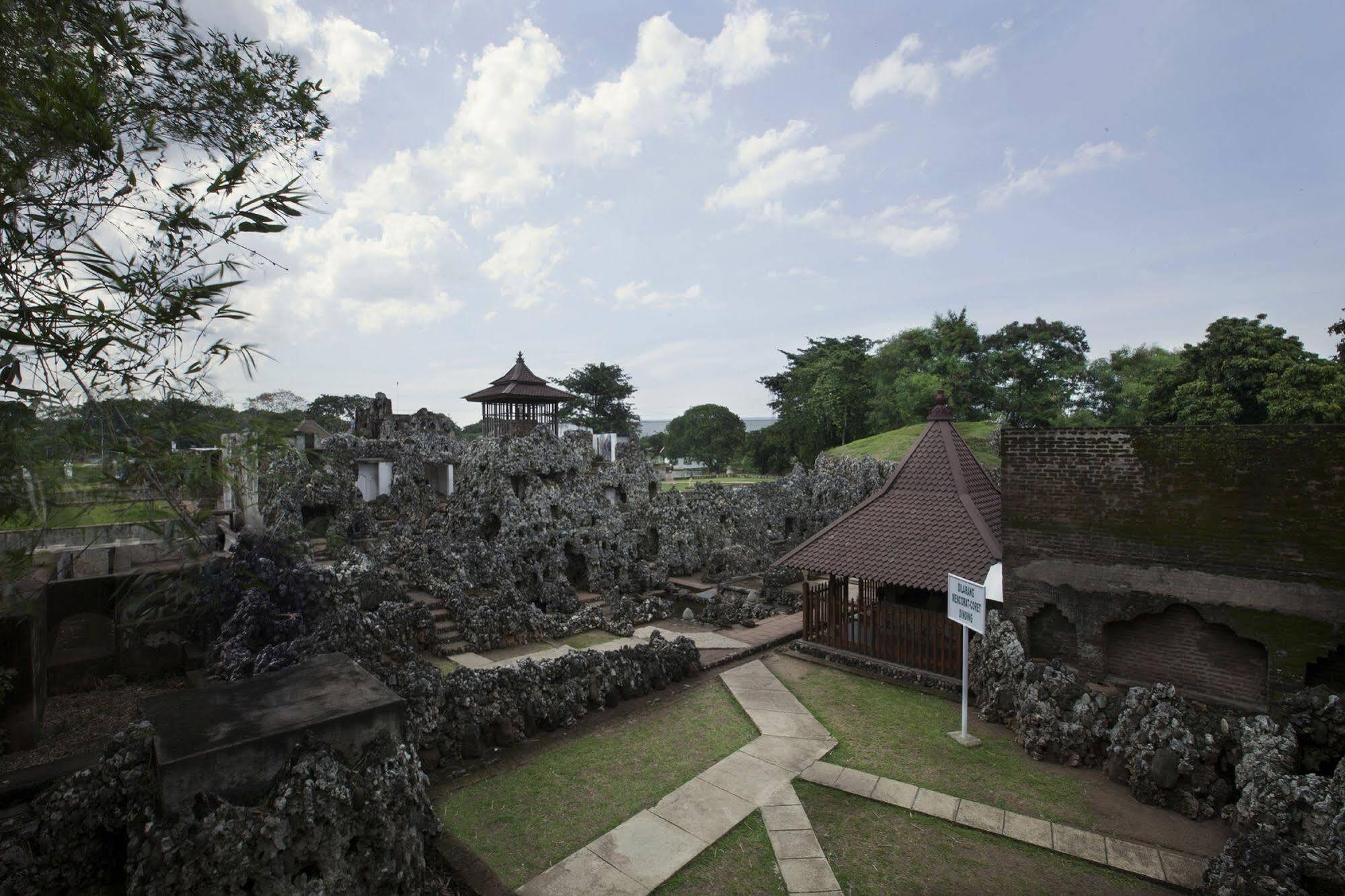Verse Hotel Cirebon Exterior foto